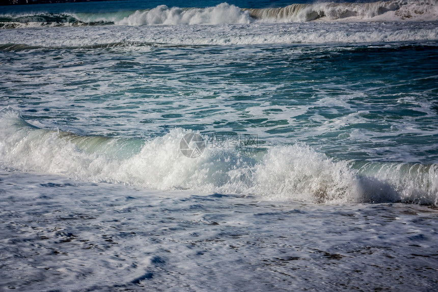 蒙特里湾的崩溃波浪影像蓝色岩石海滩海洋日落冲浪色彩图片