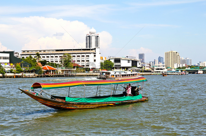 Chao Phraya河上的船只 泰国曼谷城市文化旅行场景驳船传统王国建筑物地标景观图片