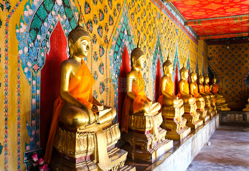 曼谷泰国Wat Arun的佛像宏观橙子金子宗教旅行眼睛寺庙智慧青铜雕像图片