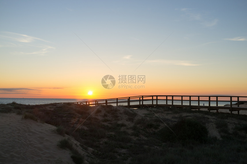 沿海沙丘的日出海岸水平海滩行人木头天桥猫步支撑图片