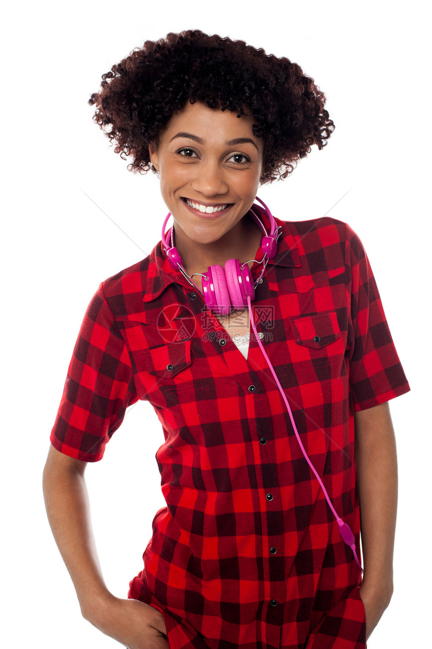 戴耳机的时尚青少年脖子上挂着耳机图片