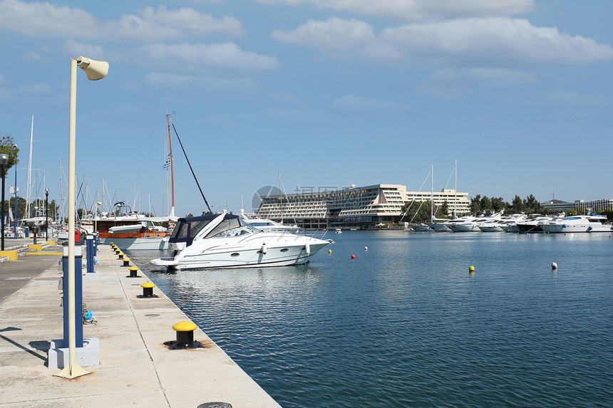 装有游艇和度假胜地的Carras港图片
