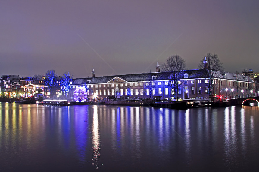 荷兰阿姆斯特丹的中世纪建筑开明后图片