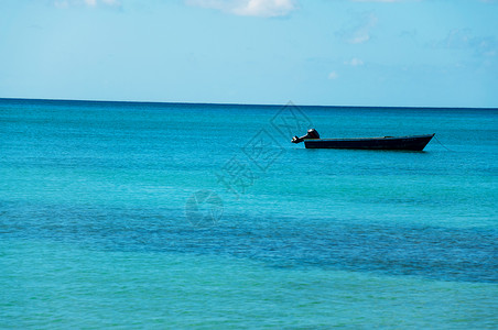 绿松石和蓝水的船蓝色天空反射游客海景旅行海浪海岸码头旅游背景图片