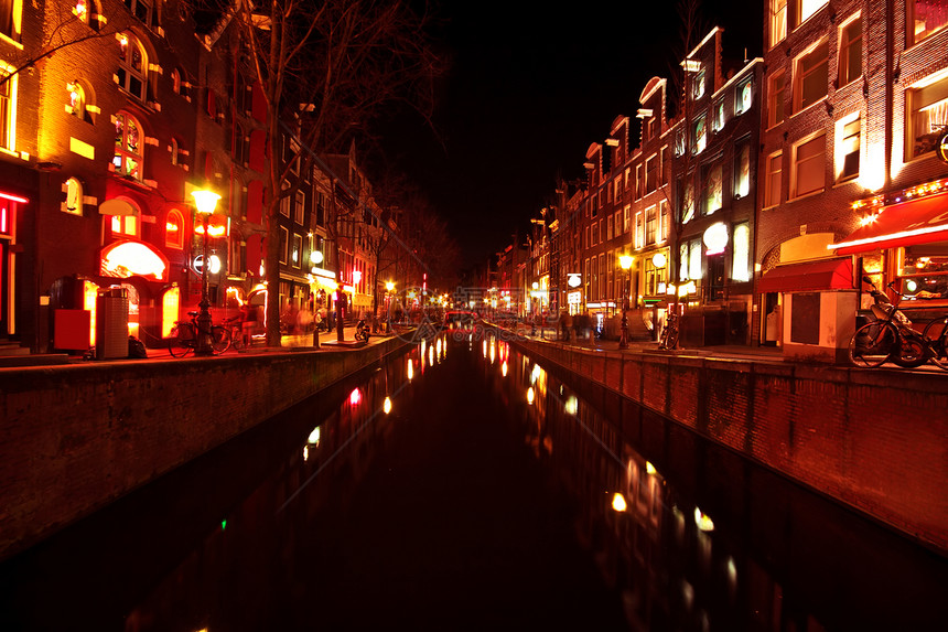荷兰阿姆斯特丹的红灯区夜 夜运河特丹反射建筑学建筑紫色红色图片