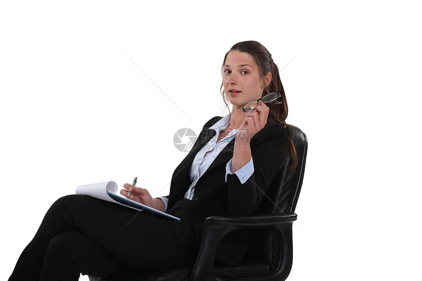 青年女商务人士写作顾问记事本眼镜白色公司生意人管理人员人士扶手商业图片