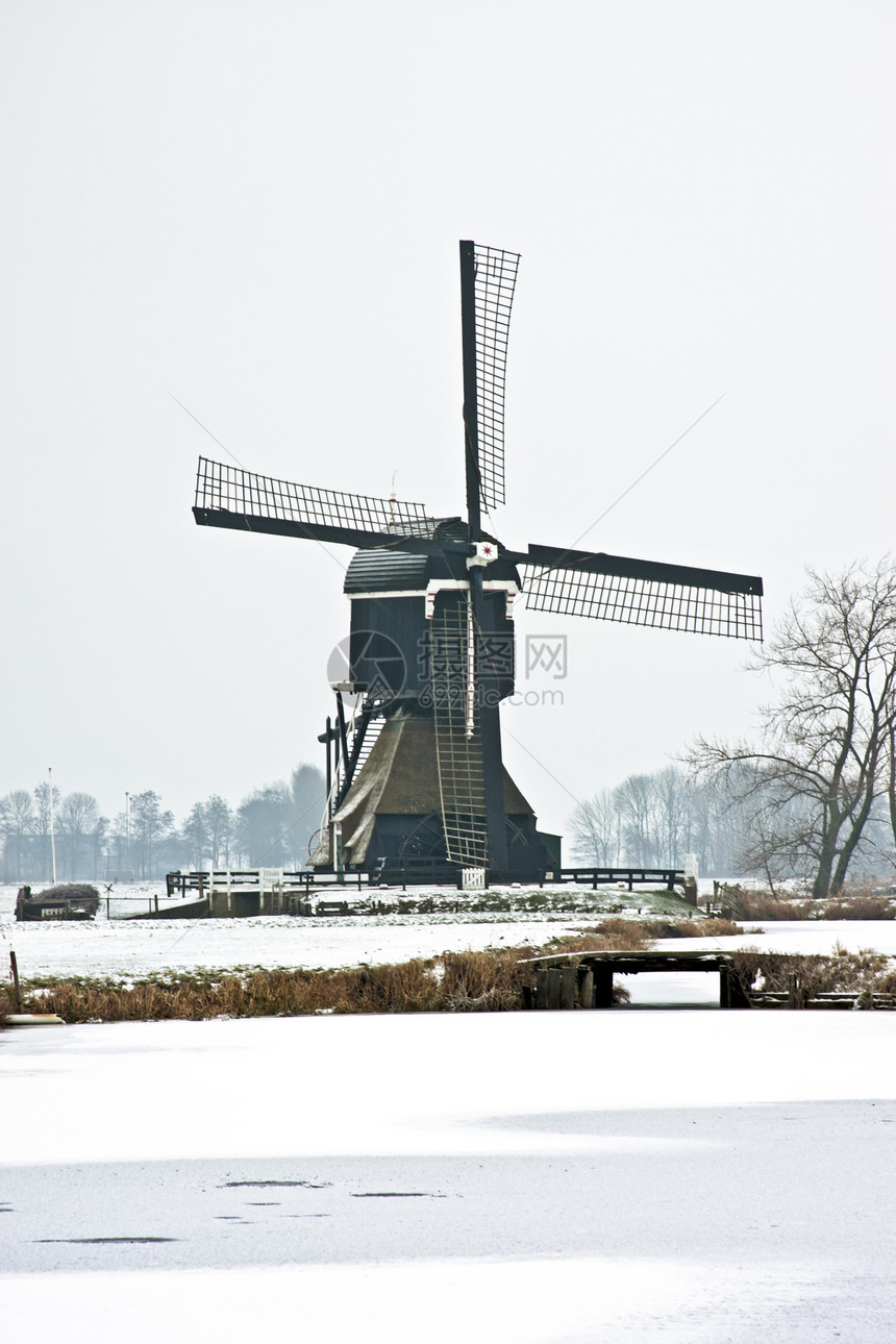 尼泰尔兰农村的雪地传统风力车图片
