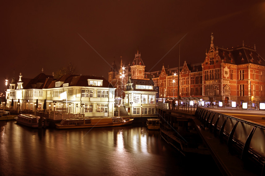 来自阿姆斯特丹的城市风景 中央车站在晚上图片
