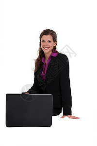 商业女商务人士用笔记本电脑坐在一个看不见的长椅上背景图片