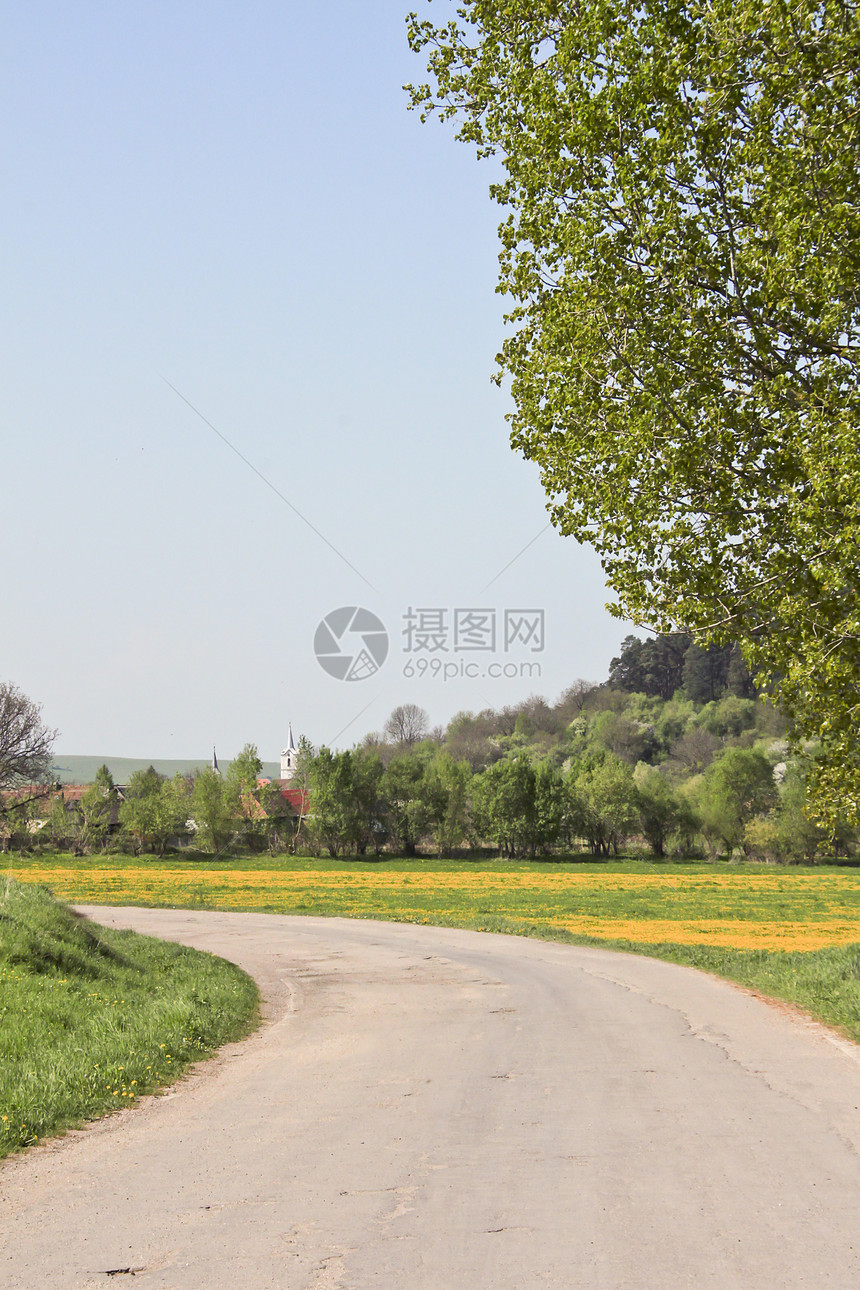 国家车道草地绿色乡村黄色村庄教会自由树木小路天空图片