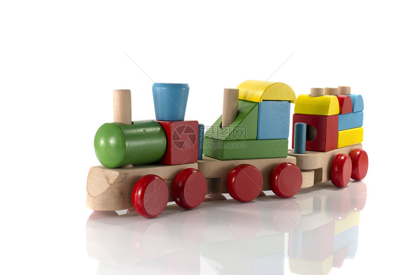 用木制成的玩具火车绿色红色机车黄色白色蓝色工作室图片