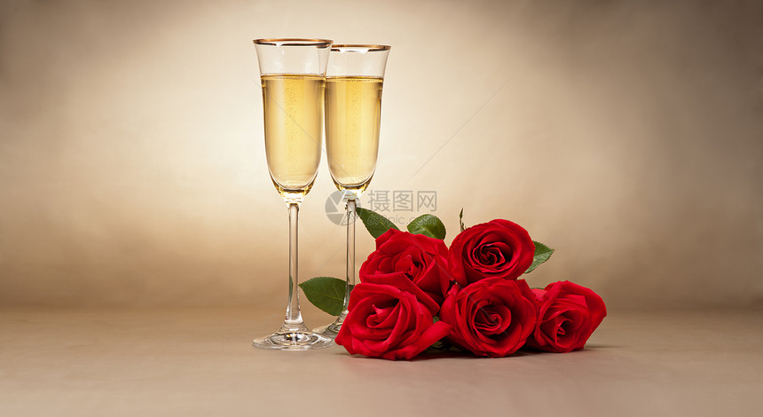 香槟杯和玫瑰派对周年魅力热情礼物反射情人丝带花瓣辉光图片