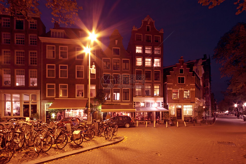 夜间在荷兰的Amsterdam特丹运输首都建筑历史城市房子建筑学图片