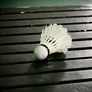 羽毛球运动概念 木桌上的飞机公鸡毽球法庭娱乐桌子绿色白色背景图片