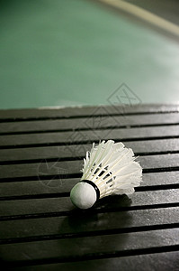 羽毛球运动概念 木桌上的飞机公鸡法庭白色毽球绿色桌子背景图片
