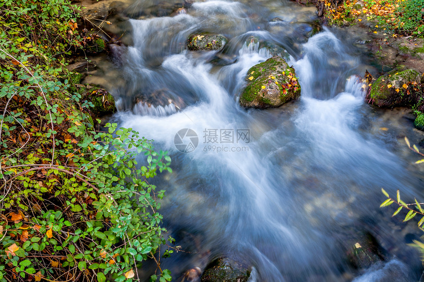 马亚塞特河石头处女岩石环境旅行小路植被森林荒野流动图片