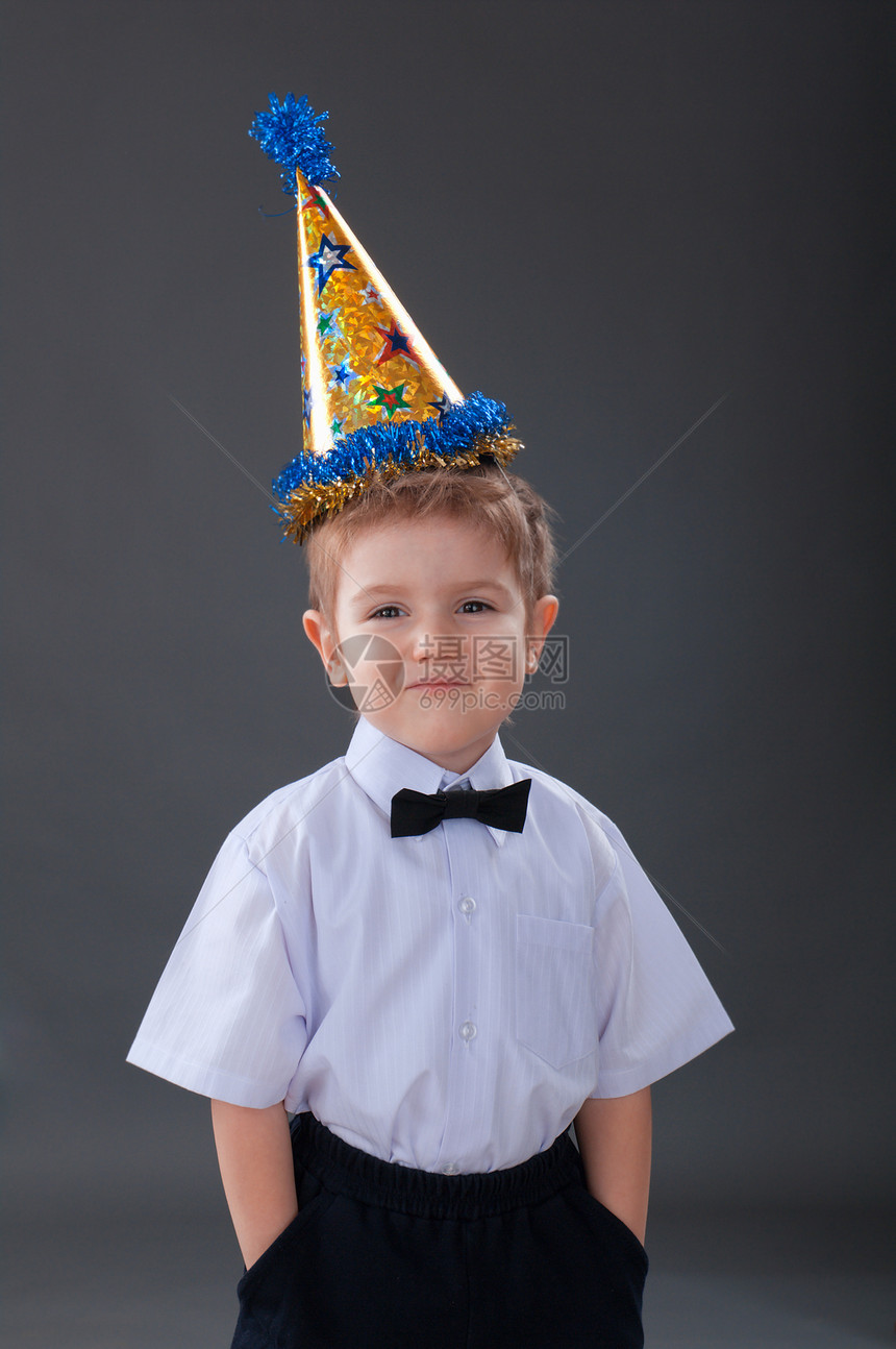 庆祝生日的男孩后代庆典孩子童年派对帽子幸福乐趣喜悦鼓风机图片