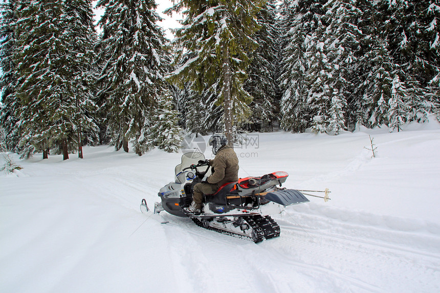 男人在雪地上运输水晶寒冷男性自由冻结速度行动木头车辆图片