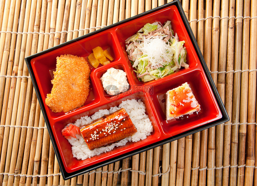 日本本托午餐盒子托盘鳗鱼食物餐厅牛肉辣椒旅行胡椒宏观图片