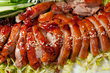 烤鸭 中式鸭子红色烹饪皮肤家禽香料炙烤主菜洋葱菜肴背景图片