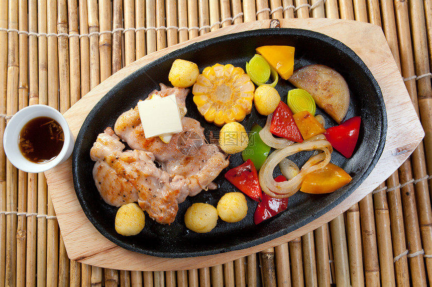 日本大理石神户牛肉烤肉头皮食物牛扒午餐用餐蔬菜美食餐厅猪肉盘子图片