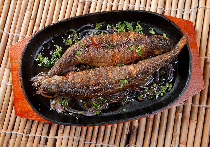 灰色文化食物油炸烧烤美食海鲜奢华鳟鱼盘子课程图片