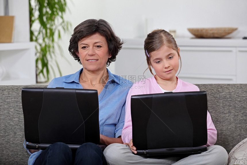 每个母亲和女儿都有自己的笔记本电脑图片