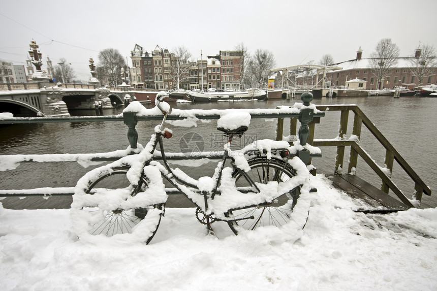 荷兰阿姆斯特丹市中心荷兰的雪地自行车图片