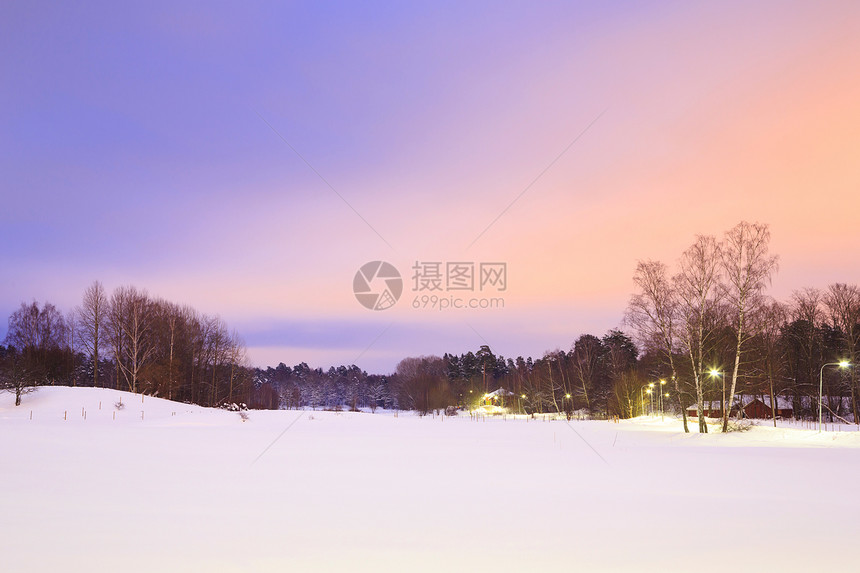 黄昏的冬季风景图片