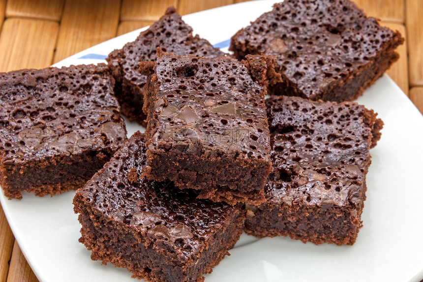 很多巧克力蛋糕蛋糕食物甜点可可小吃营养棕色美食正方形盘子图片