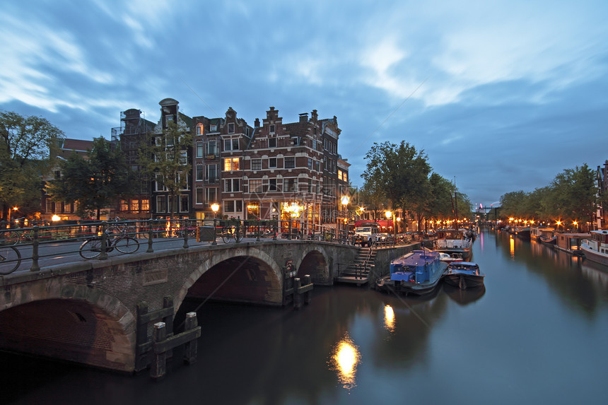 晚上在荷兰阿姆斯特丹建筑学自行车建筑历史运河运输特丹房子图片