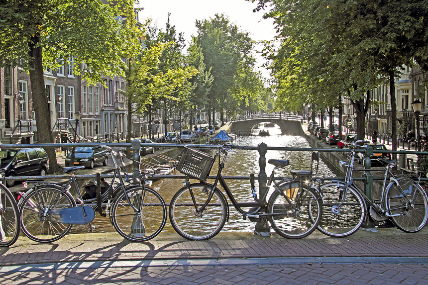 荷兰阿姆斯特丹市风景来自荷兰阿姆斯特丹运输城市旅游自行车中心风光街道交通游船运河图片