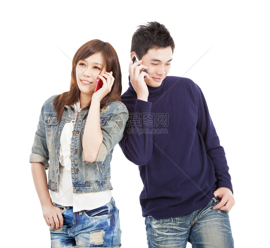 快乐的亚裔情侣在电话里聊天图片