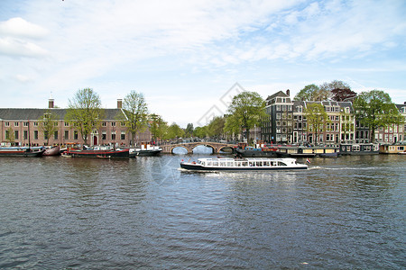 在荷兰阿姆斯特丹阿姆斯特尔河上巡游背景