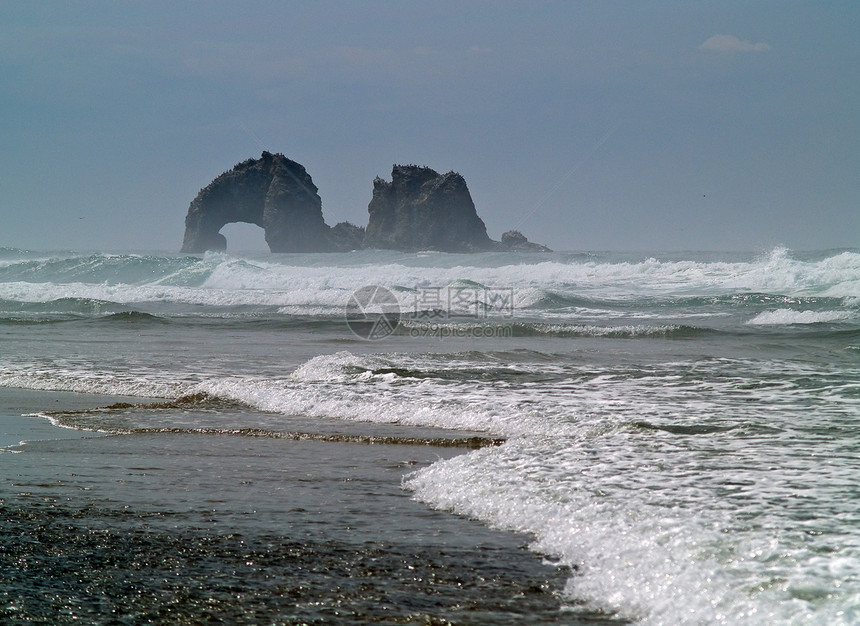 海洋海边的拱形岩卵石假期海岸阳光海岸线岩石风景地质学泡沫沿海图片