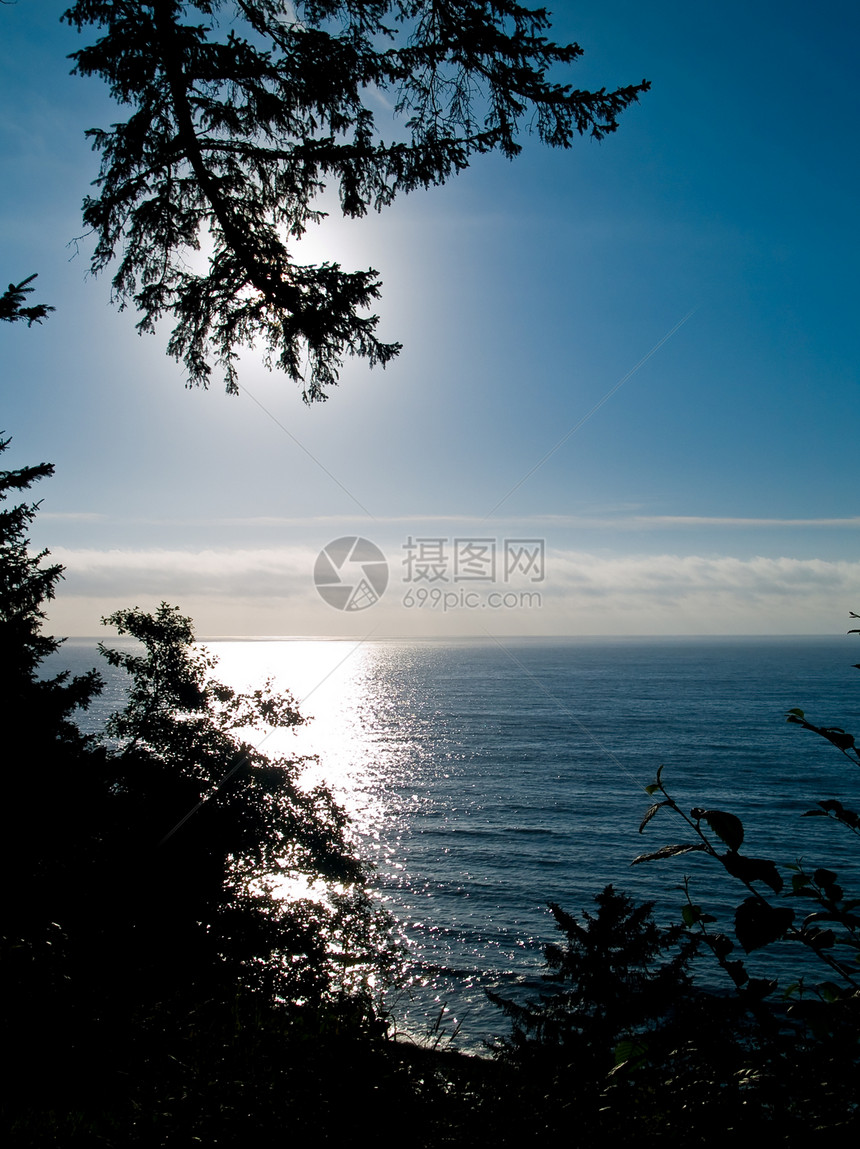 由蓝大洋日落所环绕多云海岸美丽海湾天空沿海海岸线蓝色太阳悬崖图片
