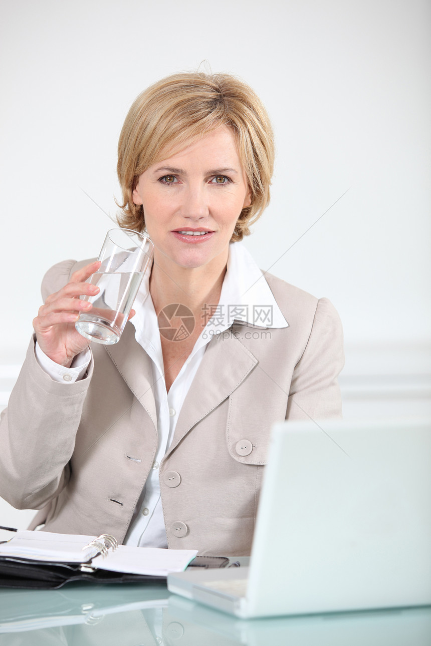妇女饮用水电脑女士女性桌子玻璃休息经理商务金发日记图片