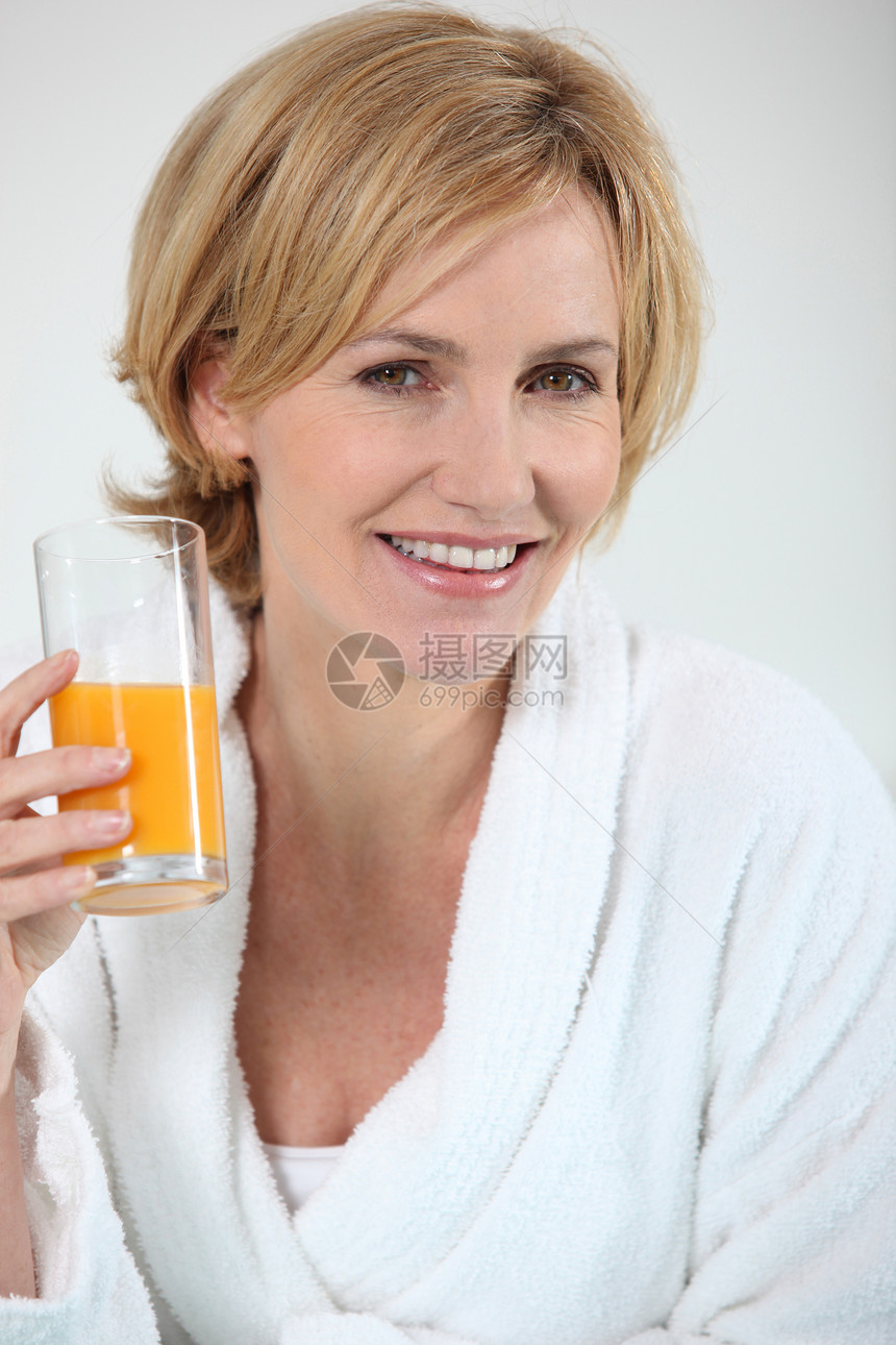 有橙汁的女人浴袍头发女士金发棉质白色水合物口渴橙子花蜜图片