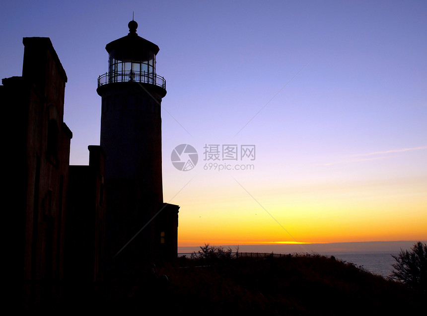 日落时华盛顿海岸的灯塔钓鱼船运旅游历史性海洋岩石船舶海岸线导航天空图片