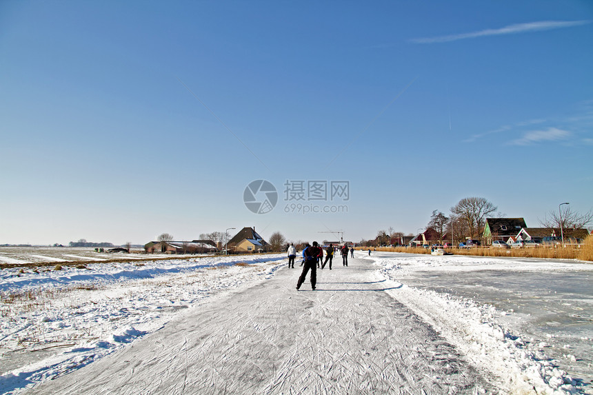 荷兰农村的滑冰 从荷兰到乡间运动娱乐日落图片