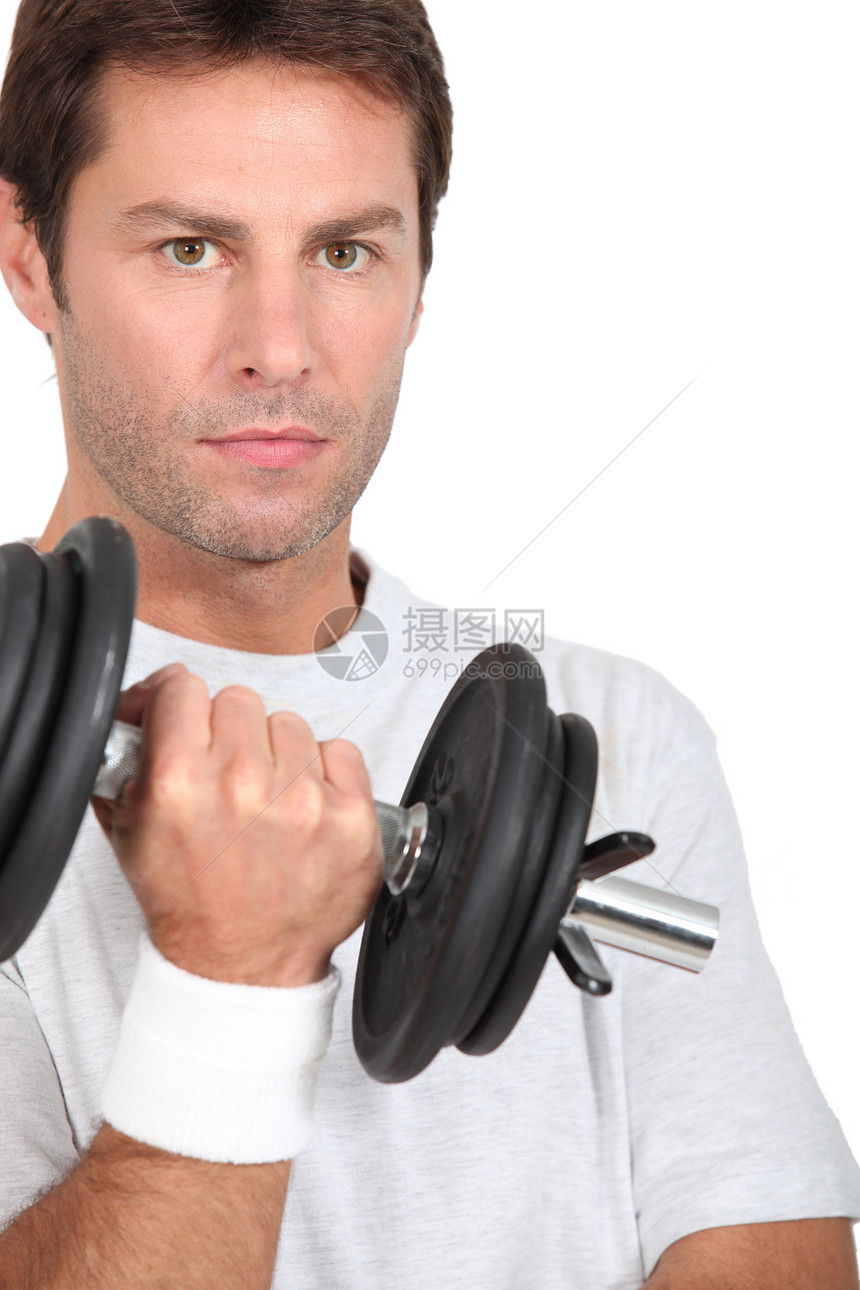 男人举起一个哑铃船尾运动威吓训练眼睛权重活动身体健身房幸福图片