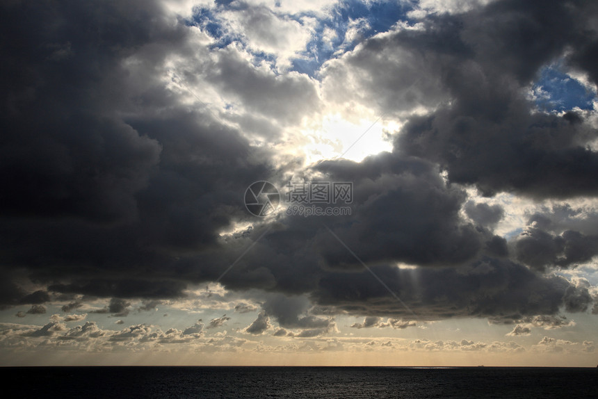 上帝射线阳光戏剧性蓝色云景热情褪色投影场景太阳日落图片