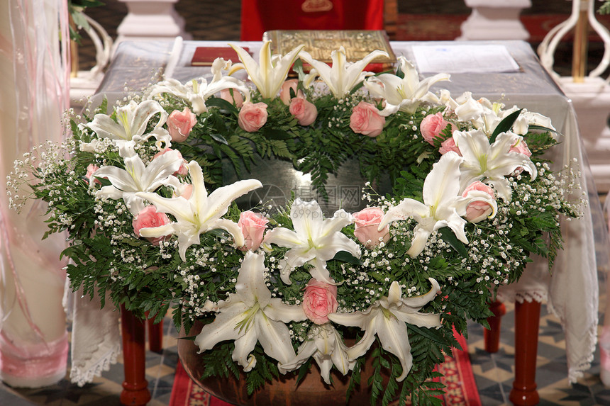 带有花装饰的洗礼碗绿色花朵作品面纱粉红色桌子符号仪式温暖白色图片