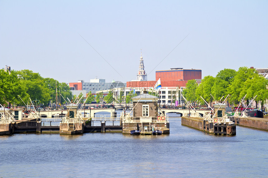 荷兰阿姆斯特丹阿姆斯特尔河的洪水开口图片
