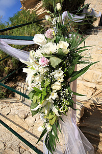 花花装饰花束仪式婚礼面纱绿色花朵白色叶子作品白玫瑰背景图片