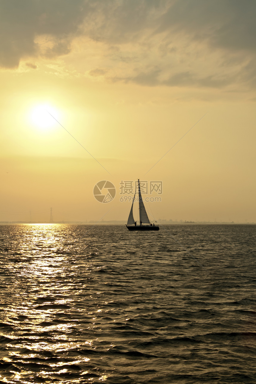 荷兰日落时在荷兰IJsselmeer号帆上航行娱乐游艇运动风帆图片