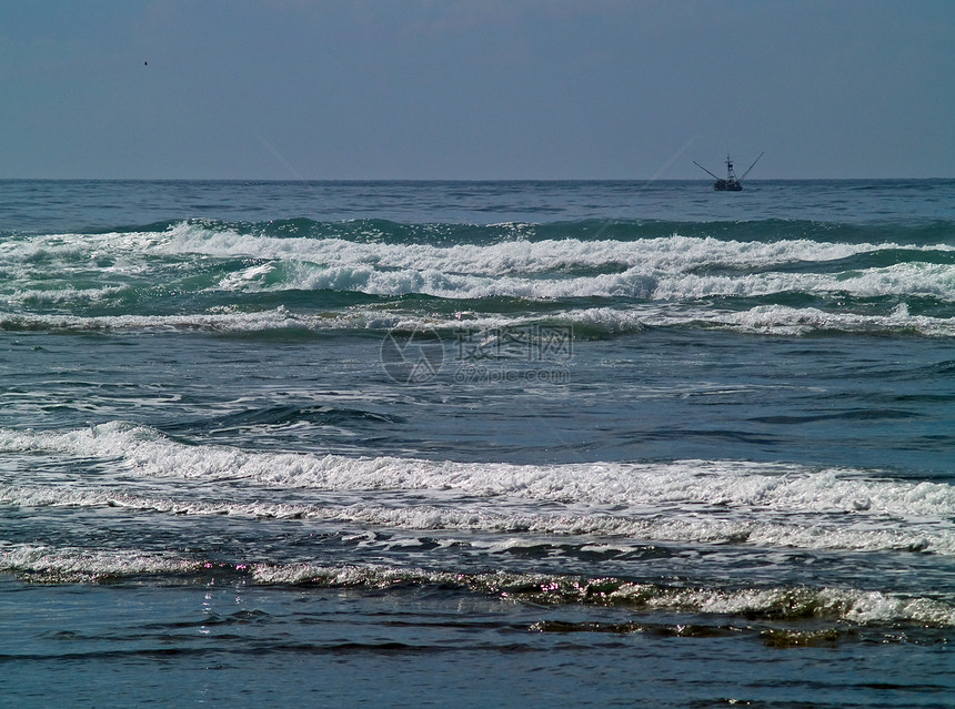 明日阳光明亮的海上海浪风暴编队海洋泡沫蓝色天气支撑海岸假期飞溅图片