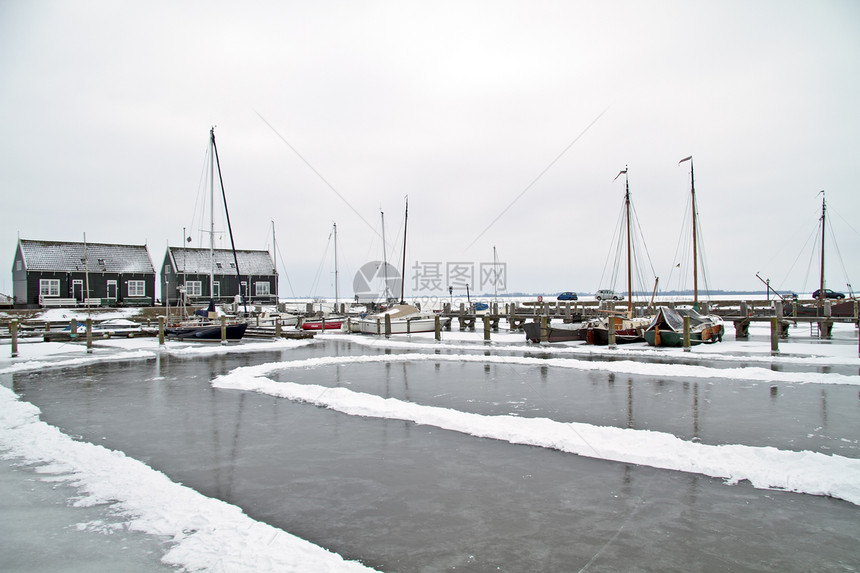 荷兰冬季从马尔肯港到荷兰的港口图片