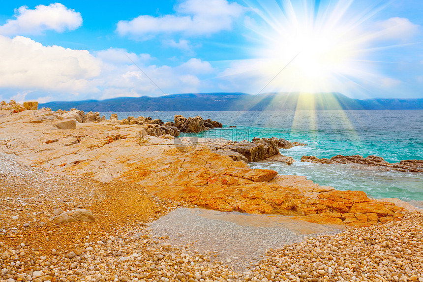 亚得里亚海岸伊斯特里安部分的蓝色天空照片风景假期半岛支撑太阳沿海海岸绿色植物门廊阳光图片