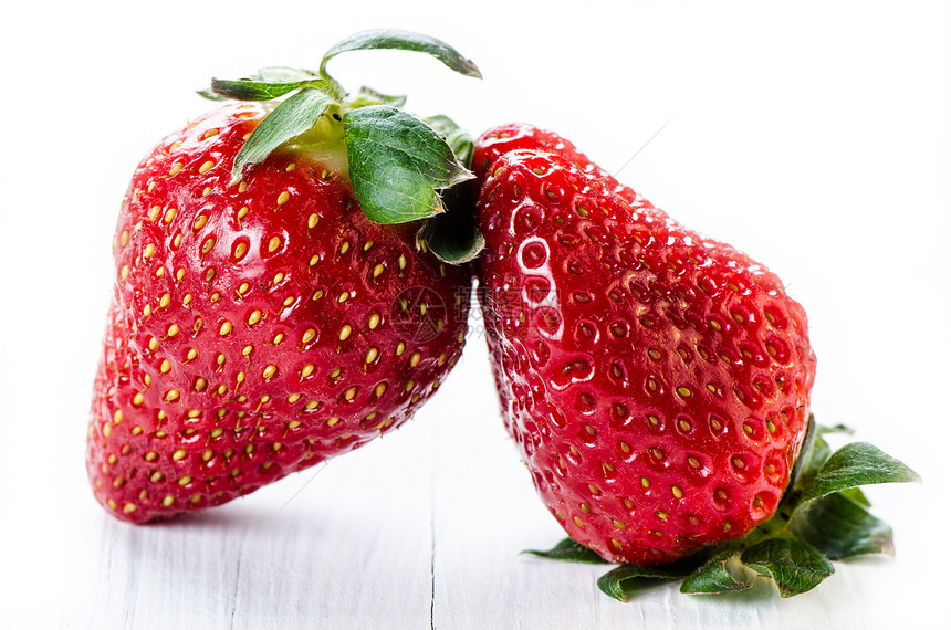 两根草莓宏观甜点桌子团体绿色种子活力浆果水果食物图片